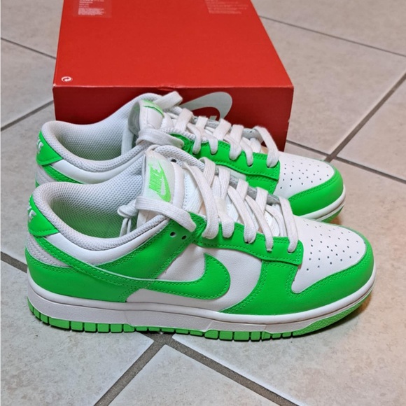 Nike Dunk Low "Green Strike" Sneakers - Wmns size 7.5 - Picture 3 of 9